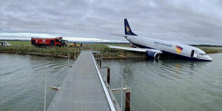 Fransa'da iniş sırasında pistten çıkan uçak gölete savruldu
