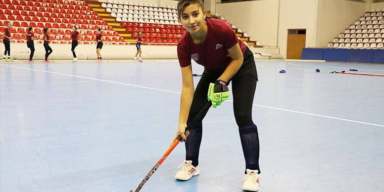 Hem eğitimini hem hokeyi kariyerine sığdırdı