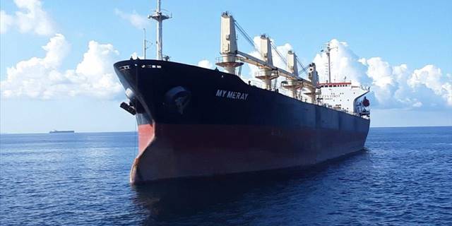 İstanbul Boğazı'nın girişinde arızalanan yük gemisi Ahırkapı'ya emniyetle demirletildi