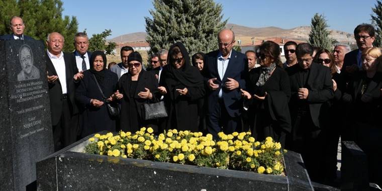 "Bozkırın tezenesi" Neşet Ertaş Kırşehir'deki mezarı başında anıldı