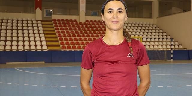 Perihan öğretmen, hokeyde ay-yıldızlı formayı tutkuyla giyiyor