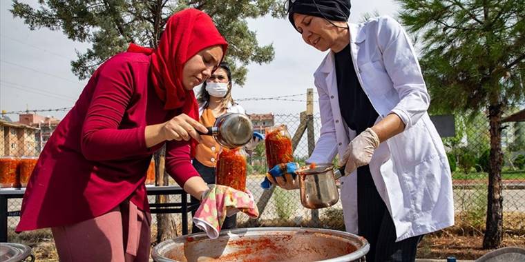 Diyarbakır'da kazanlar ihtiyaç sahiplerine kışlık konserve için kaynadı