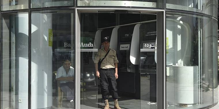 Lübnan'da mudilerin baskınları nedeniyle hizmete 1 hafta ara veren bankalar yarın açılıyor