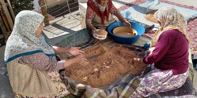 Beypazarı'nda kadınların kışlık yiyecek mesaisi sürüyor