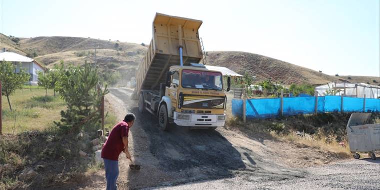 Sivas'ta kırsalda altyapı çalışmaları sürüyor