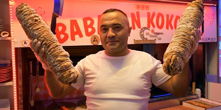 Ayakkabı boyacılığında öğrendiği ritimle müşterilerine kokoreç hazırlıyor