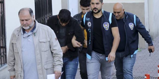 Kayseri'de araçta darbettikleri kişinin telefonunu gasbettikleri iddiasıyla 3 zanlı yakalandı