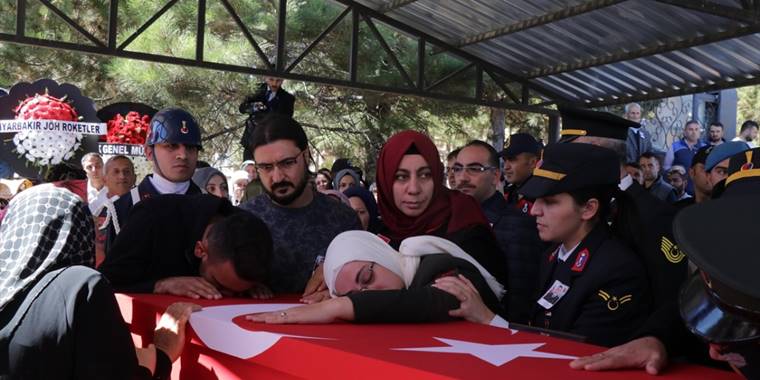 Rize'de trafik kazasında şehit olan Uzman Çavuş Özsoy son yolculuğuna uğurlandı