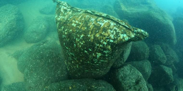 Van Gölü'nün çekilmesiyle ortaya çıkan Urartu limanı su altından görüntülendi