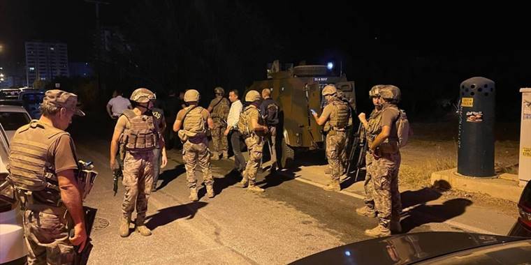 Mersin'de polisevine silahlı saldırıda 2 polis memuru yaralandı