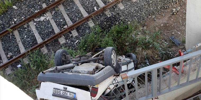 Sivas'ta çarpışan iki otomobilden biri köprü boşluğundan düştü, 3 kişi yaralandı
