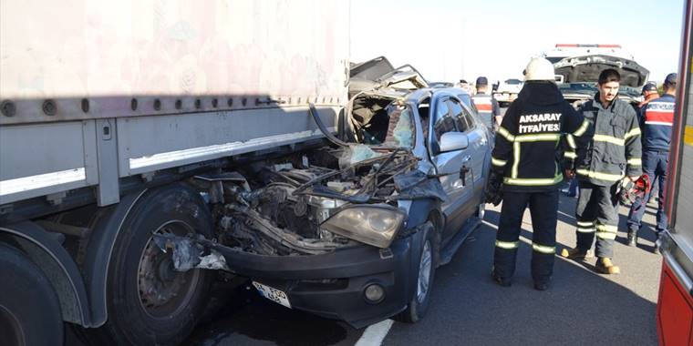 Aksaray'da otomobil ile tırın çarpıştığı kazada 1 kişi öldü, 2 kişi yaralandı
