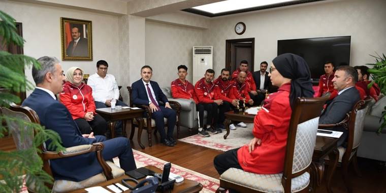 Oturarak Voleybol Takımı Vali Tuncay Akkoyun'u ziyaret etti