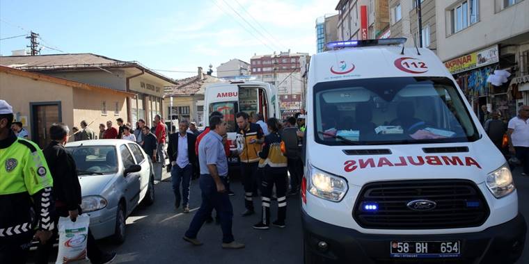 GÜNCELLEME - Sivas'ta halk otobüsünün park halindeki araçlara çarptığı kazada 7 kişi yaralandı