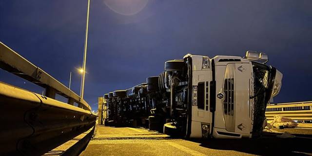 Kuzey Marmara Otoyolu Kocaeli geçişindeki bağlantı yolunda tır devrildi