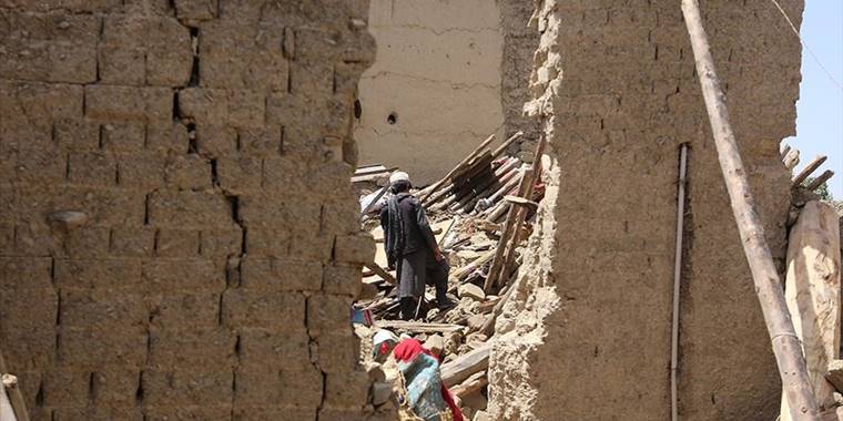 İZLENİM - Afgan depremzedeler kış aylarının yaklaşmasıyla soğuktan korunmanın yollarını arıyor