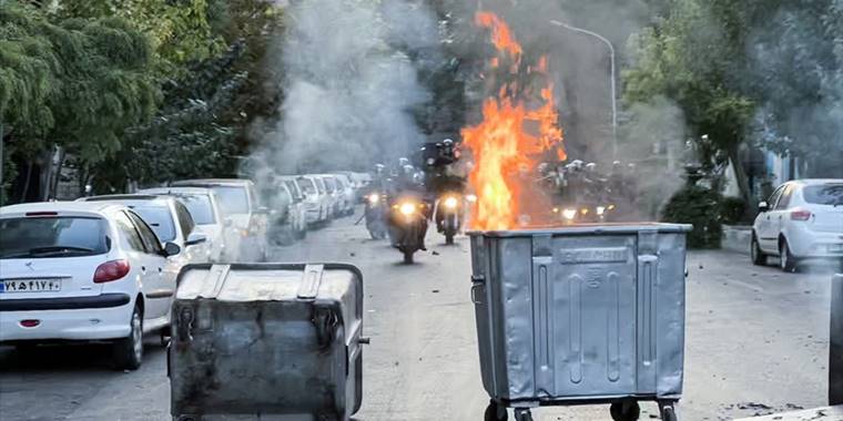 İran polisinden 'kamu güvenliğini tehdit eden' göstericilere uyarı