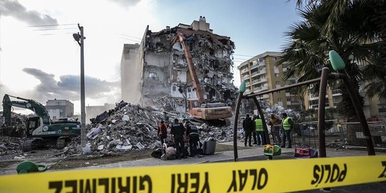 İzmir depreminde yıkılan Barış Sitesi'ne ilişkin 6 belediye görevlisi hakkında dava açıldı