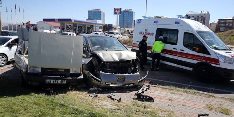 Sivas'ta iki otomobilin çarpıştığı kazada 3 kişi yaralandı