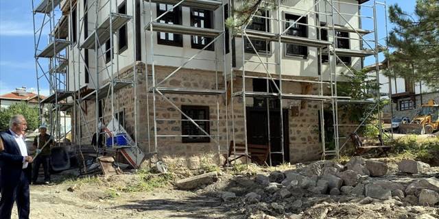 Güdül Belediye Başkanı Muzaffer Yalçın, Güdül Bey Konağı'nı inceledi