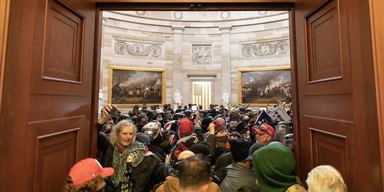 ABD'de Kongre baskınında polis memuruna saldıran göstericiye 86 ay hapis cezası