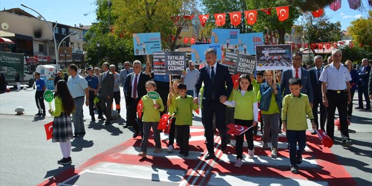 Öğrenciler yaya geçitlerini "Hayata saygı duruşu" sloganıyla kırmızıya boyadı