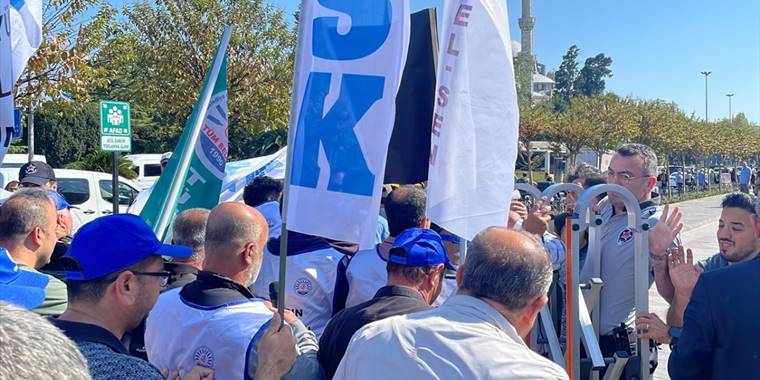 İşçilerin İBB binası önündeki banka promosyonu eyleminde arbede yaşandı