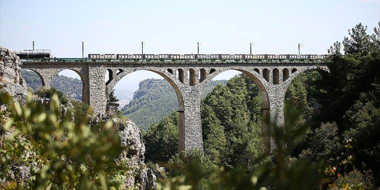 James Bond'un aksiyon sahnelerinin çekildiği tarihi köprü turizme katkı sağlıyor