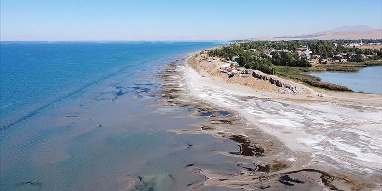 Kuraklık yüzünden Van Gölü'ndeki çekilme sürüyor