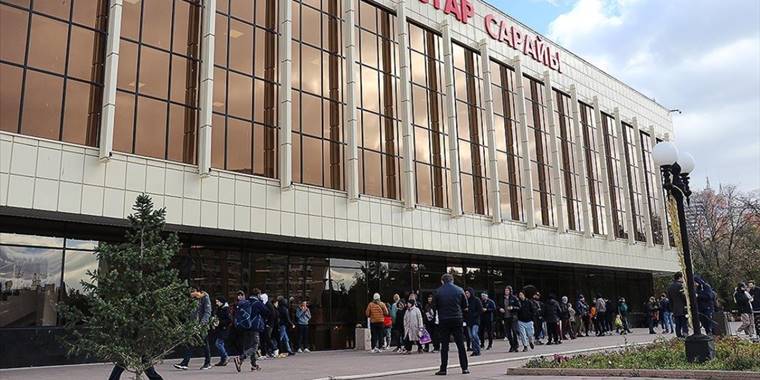 Rus vatandaşları Kazakistan'da kimlik numarası almak için saatlerce sırada bekliyor