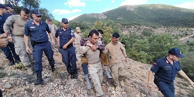 Tokat'ta kaybolan ve iz takip köpeği "Talan"ın bulduğu yaşlı adamı Mehmetçik sırtında taşıdı
