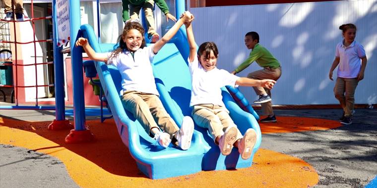 Plastik atıklar Trabzon'da oyun parkına dönüştü