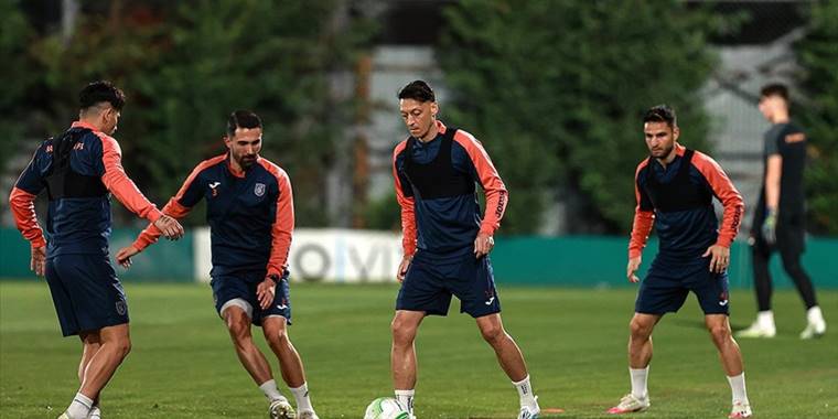 Mesut Özil sırtındaki ağrı nedeniyle uzun süre sahalardan uzak kalacak