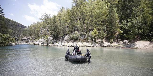Zorlu eğitimin ardından su altında arama kurtarma yapıyorlar