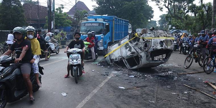 Endonezya'da futbol maçında çıkan izdihamda 129 kişi öldü
