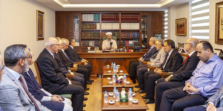 Türkiye Diyanet Vakfı İslam Araştırmaları Merkezi Başkanlığına getirilen Bedir görevine başladı