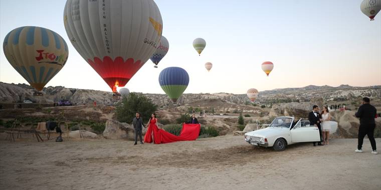 Kapadokya'da vadi, kanyon ve yamaçlar fotoğraf çektirenlere doğal dekor oluyor