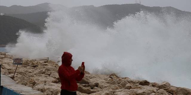 Antalya Körfezi'nde fırtına uyarısı