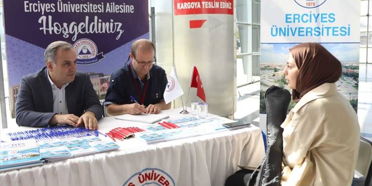 ERÜ Rektörü Fatih Altun, üniversiteye yerleşen öğrencileri otobüs terminalinde karşıladı