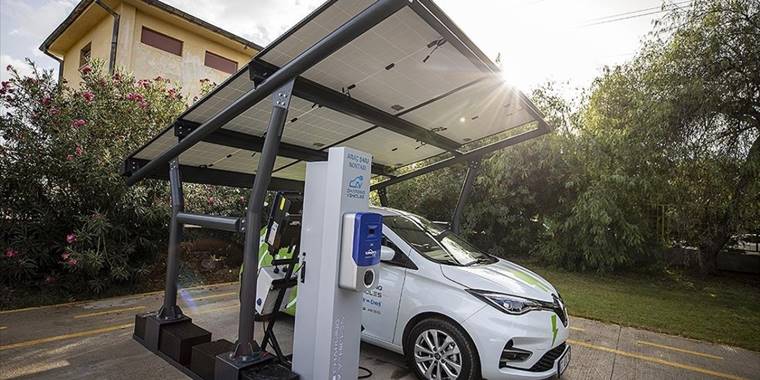Antalya'da elektrikli araçlar için güneş enerjili otopark "Solar Carport" geliştirildi