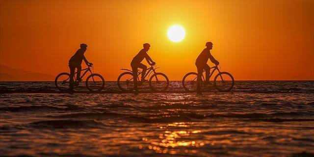 Van Gölü'nde oluşan adacıklarda bisiklet sürerek su seviyesinin düşmesine dikkat çektiler