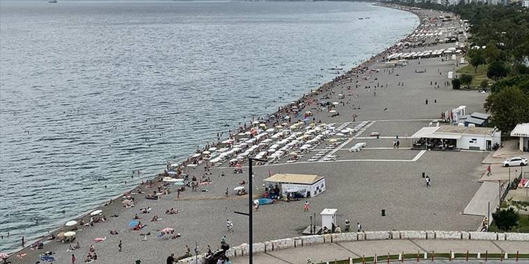 Antalya'da sıcak hava, kent sakinleri ile turistleri sahillere çekti