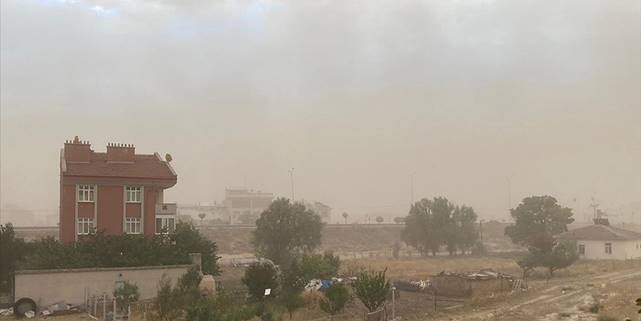 Konya'da kum fırtınası hayatı olumsuz etkiledi