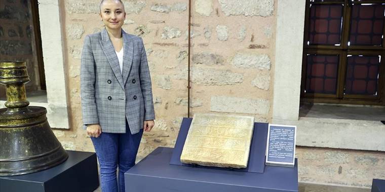 Hollanda'ya kaçırılan kitabenin, dedesinin yaptırdığı camiye ait olduğunu tesadüfen öğrendi