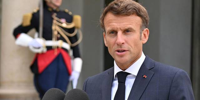 Fransa'da kabinenin enerji tasarrufu için kalın giyinme trendine Macron da katıldı