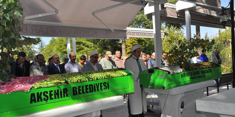 Konya'da iki otomobilin çarpıştığı kazada ölen 5 kişi defnedildi