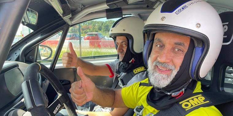 Otomobil sporları tutkunu iki engelli, yarış pistinde sürüş deneyimi yaşadı