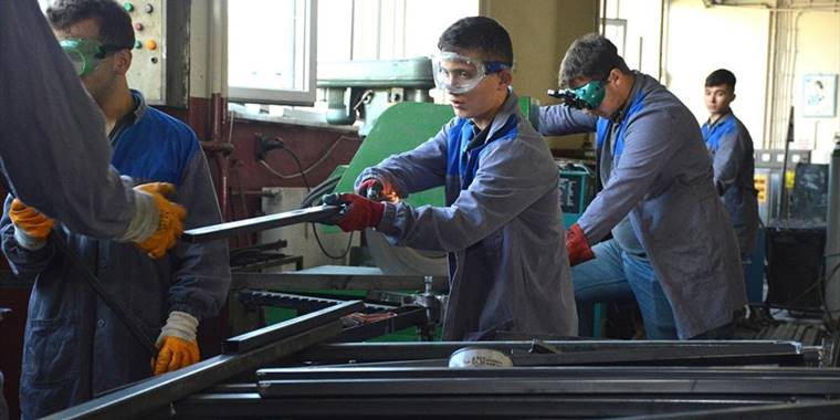 Meslek lisesi öğrencileri, okullara basket potası ve tenis masası üretiyor