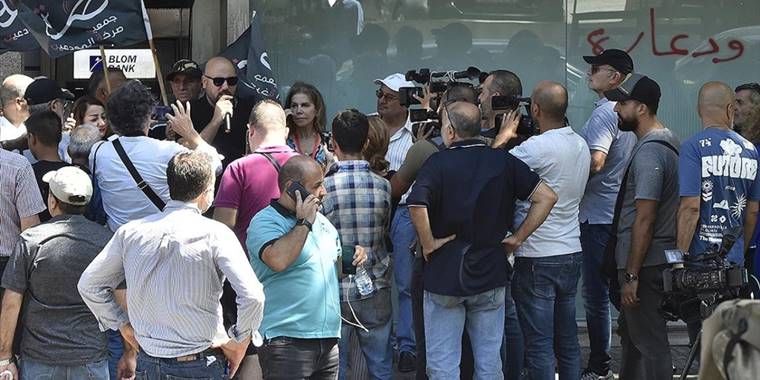 Lübnan'da paralarını çekemeyen mudiler, 3 bankayı bastı