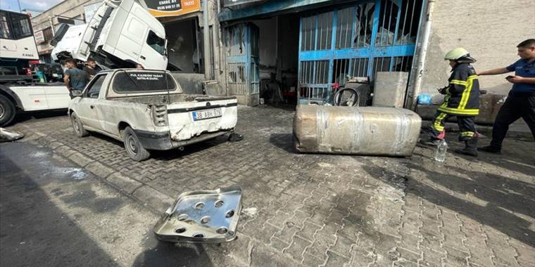Kayseri'de kamyonun yakıt deposunun patlaması sonucu 4 kişi yaralandı